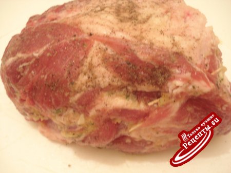 кусок пикантного свиного мяса запечёного в духовке
