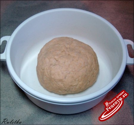 Открытый пирог из картофельного теста с копчёными колбасками и квашеной капустой.