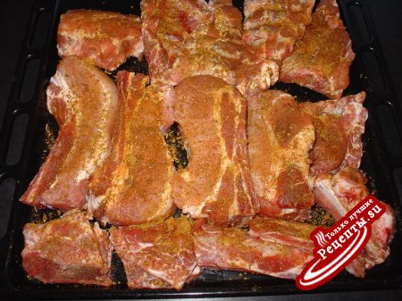 Мясо и рёбрышки, запечённые в ароматной приправе.
