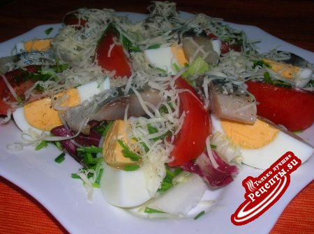 Салат " Экспромт " с сельдью, спелыми помидорами и сыром