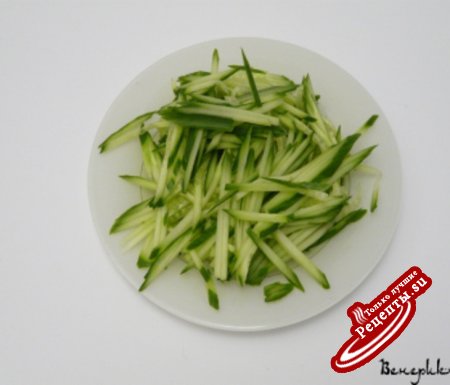 Зеленый салат с мидиями.