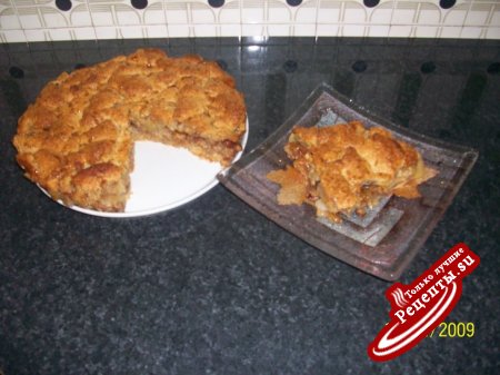 Закрытый яблочный пирог с изюмом и орехами.
