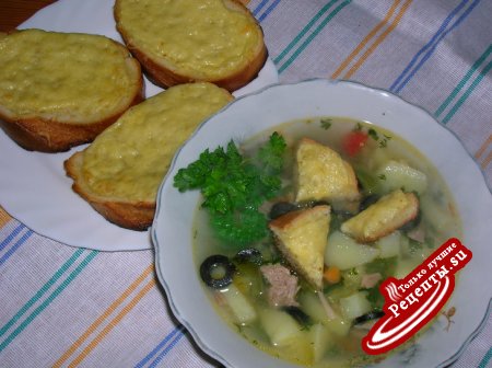Суп из индейки с маслинами и сырными гренками