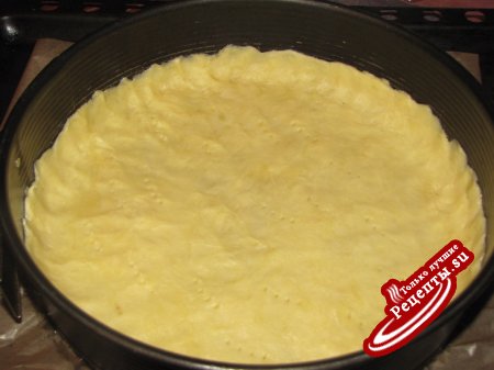 Киш с копчёными курицей и сыром.