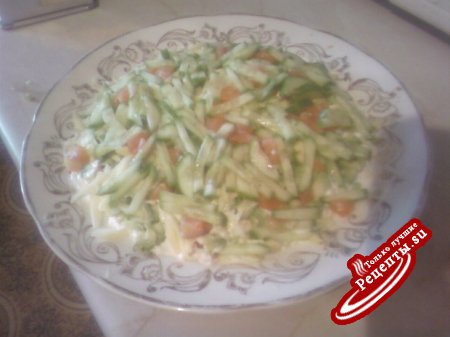 Слоёный салат из форели и овощей