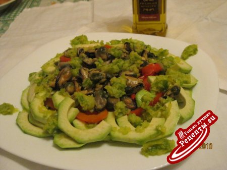 Салат из копченых мидий с зеленым соусом