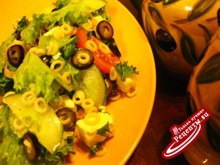 Салат зеленый с макаронами, брынзой и маслинами.
