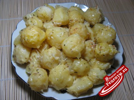 Картофель запечёный с заливкой и сыром