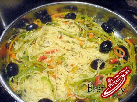 Паста спагетти в соусе из перцев и пряностей