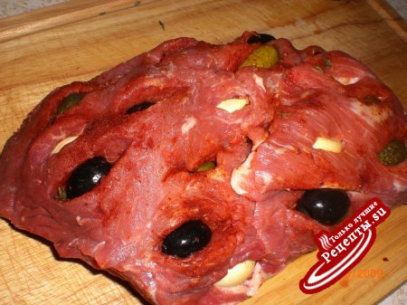 Свинина запеченная с маслинами и маринованными огурцами