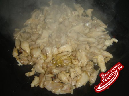 Куринное мяско с пекинской капустой и рисовой лапшой в воке