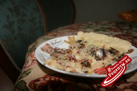 Белая пицца с прошутто и грибами