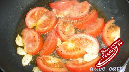 Теплый салат из руколы с помидорами