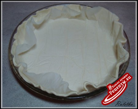 Пирог из слоеного теста с курицей, шампиньонами и опятами в сырно-сливочном соусе.