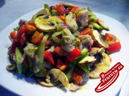 Пестрый селедочный салат с сырыми шампиньонами