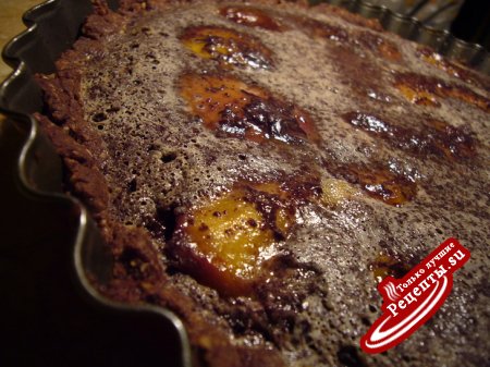 Шоколадный пирог с карамелизованными нектаринами.