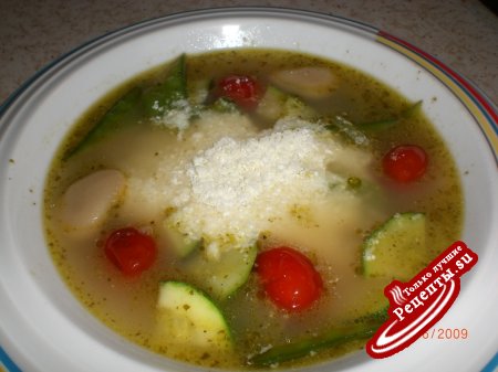 Овощной суп с белой фасолью,соусом песто и сыром пармезан