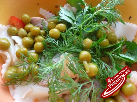 Салат с курицей, овощами и макаронами =))
