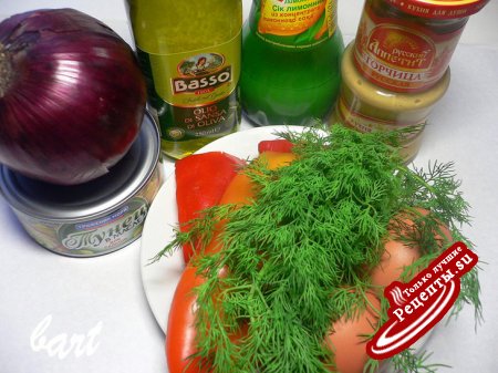 Салат с тунцом, брокколи и омлетом.