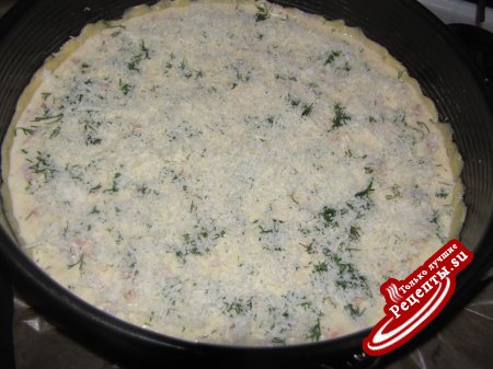 Киш с копчёными курицей и сыром.