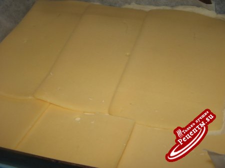 Пирог с двумя видами сыра из теста для пиццы.