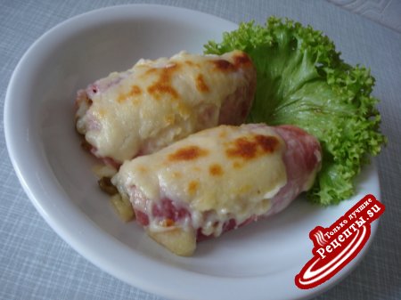Цикорный салат с ветчиной под сырной корочкой