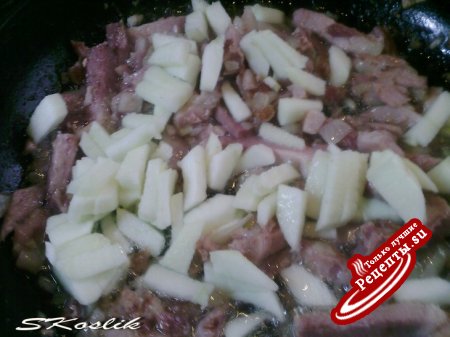 Картофель с цыплячьей печенью и беконом в яблочно-тимьяновом соусе