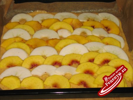 Миндальный бисквит с персиком и яблоками под сметанной заливкой.