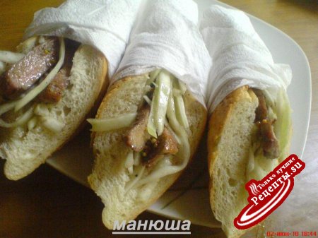 Бутерброды со свининой или свинина с капустным салатом в багете