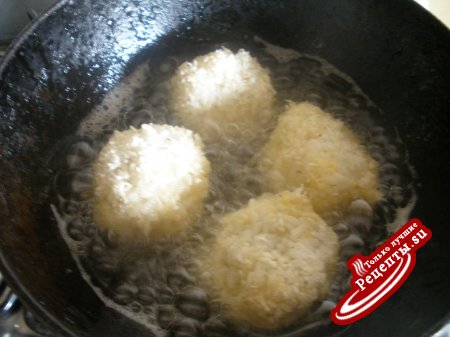 Хрустящие рисовые шарики с лососевой начинкой