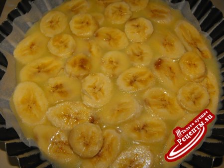 Пирог-перевертыш с бананами и сливочно-карамельным соусом