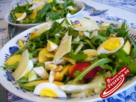 Салат из руколы с нектаринами, фенхелем и перепелиными яйцами