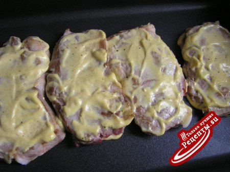 Запечённые свиные кусочки шейного карбонада в французской горчице.