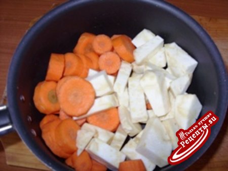 Морковно-сельдерейная запеканка с беконом и сосисками