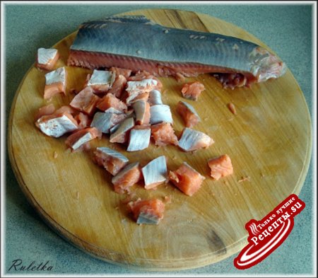 Макаронная запеканка с лососем и шпинатом.