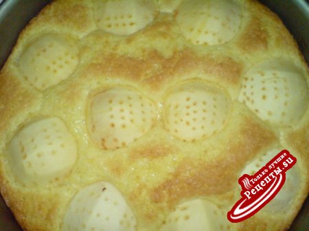 Яблочный пирог под медово-сметанно-яичной заливкой