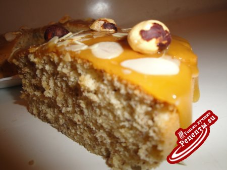 Бисквитный ореховый пирог с медовой карамелькой