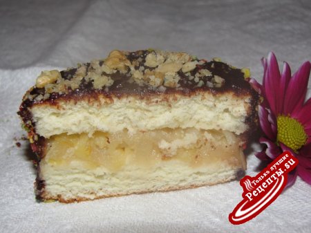 Бисквитные пирожные с яблочно-грушевой начинкой в шоколаде