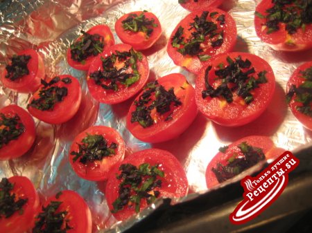 Вяленые томаты - черри в оливковом масле с каперсами и зеленью.