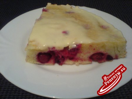 Бисквитный пирог с ягодами под сметанной заливкой