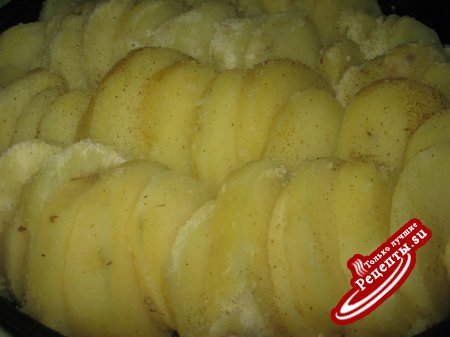 Картофель запеченный со сметаной.