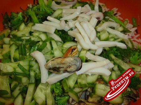 Салат с мидиями,кальмарами и рисом