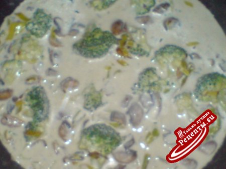 Картофельные котлеты под грибным соусом с брокколи