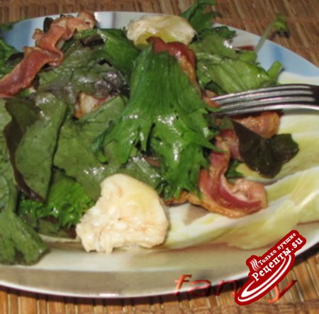 Зеленый салат с перепелиными яйцами-пашот и беконом