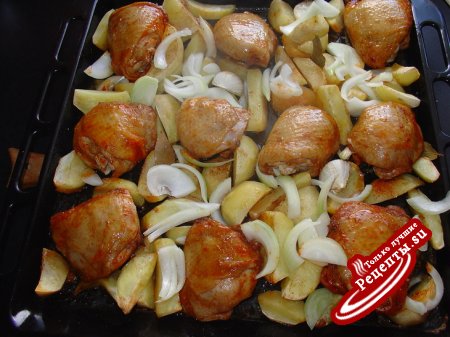 Картофель и курочка, запечённые в духовке.