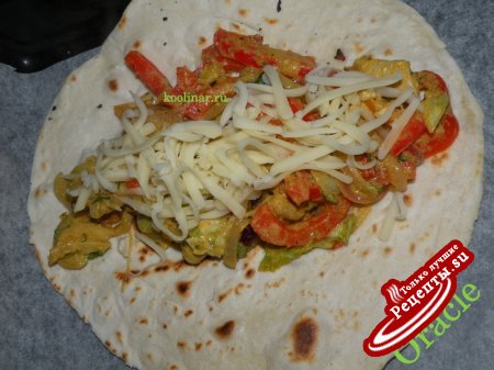 <b>Энчилада</b> по – мексикански с пикантной начинкой , <i>enchilada</i>