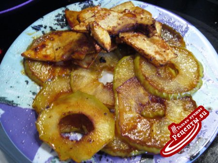 Куриная печень с карамелизованными яблоками, сельдереем и луком