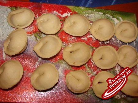 Картофельное тесто для пельменей и пельмени с грибной подливкой!