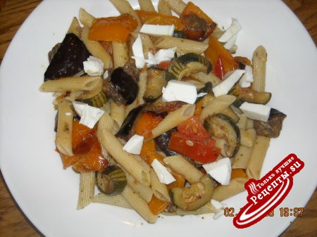 салат из макарон с овощами и песто