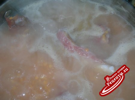 Густой чечевичный суп с копчеными свиными ребрышками